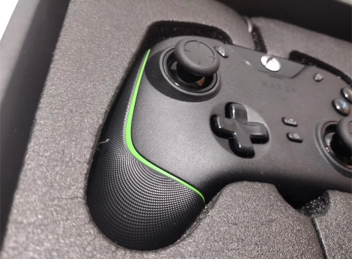 Razer Wolverine V2 Wired Gaming Controller for Xbox - photo 2
