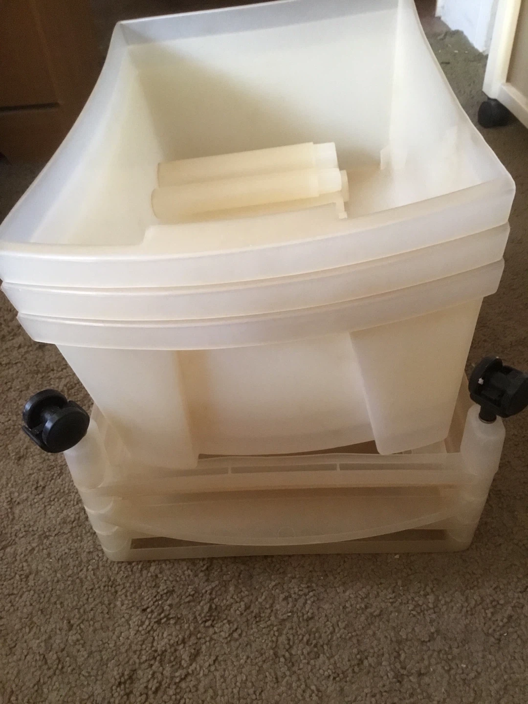 Plastic drawers w wheels - photo 2