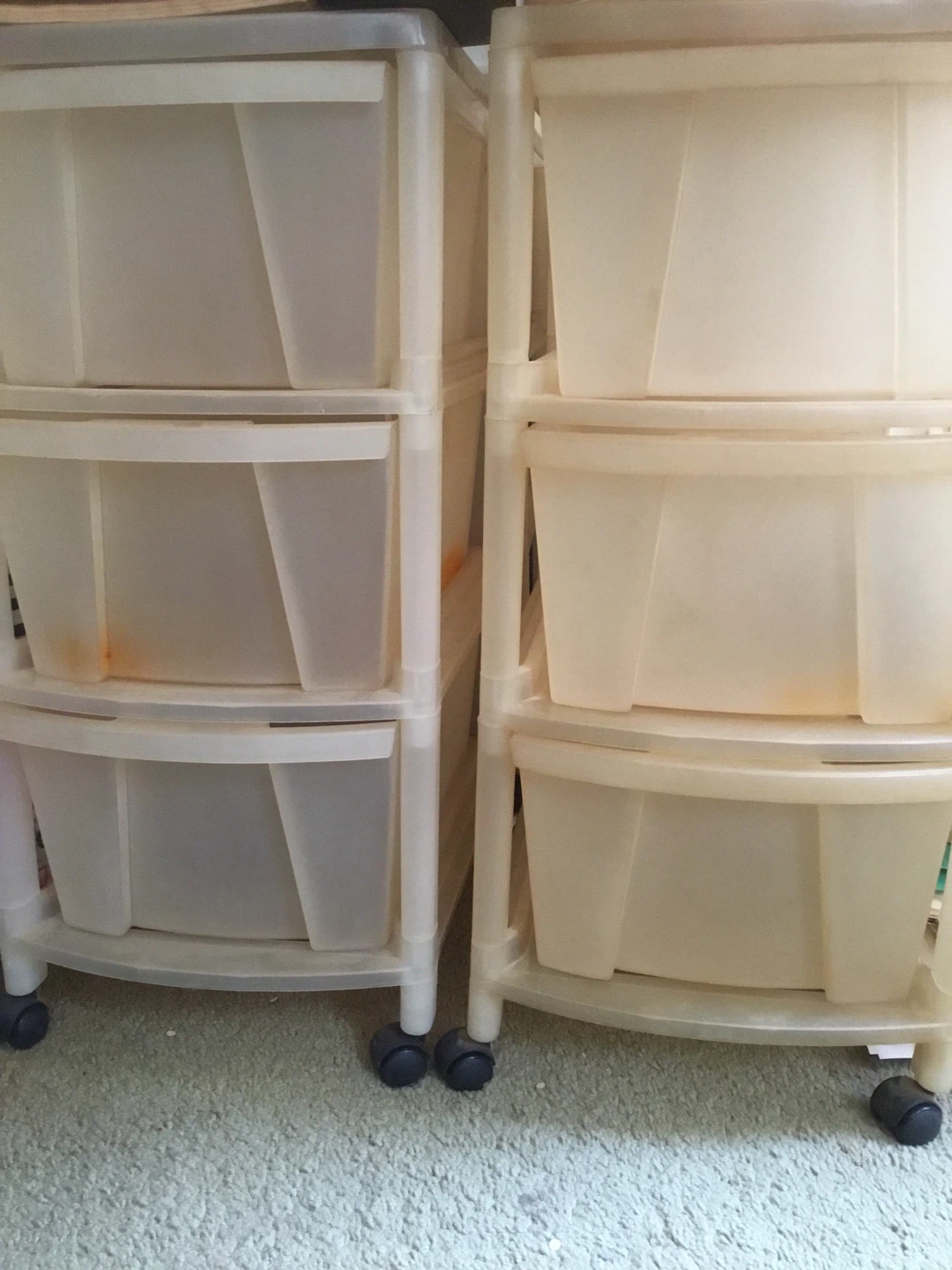Plastic drawers w wheels