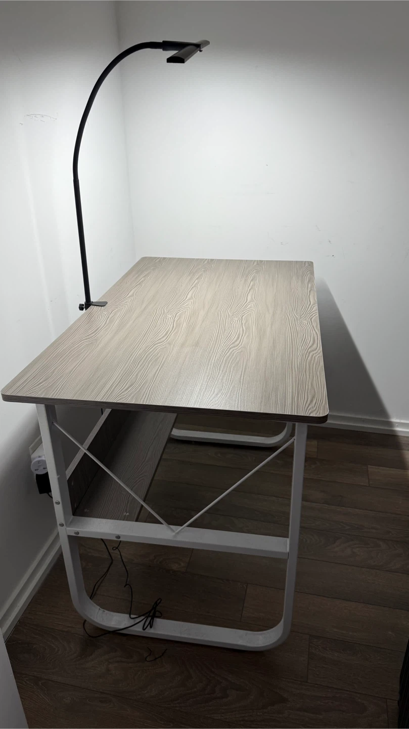 Desk - photo 3