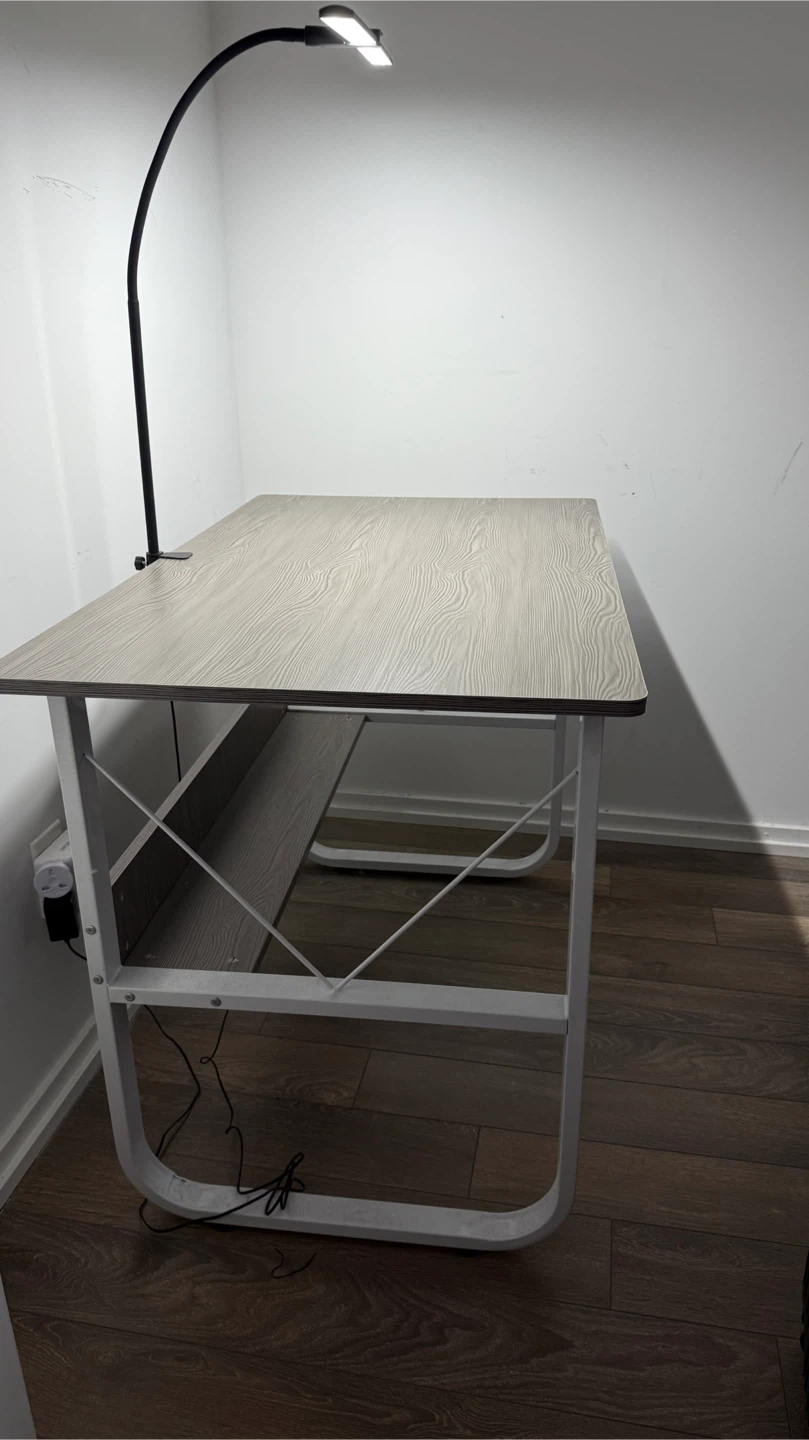 Desk - photo 2