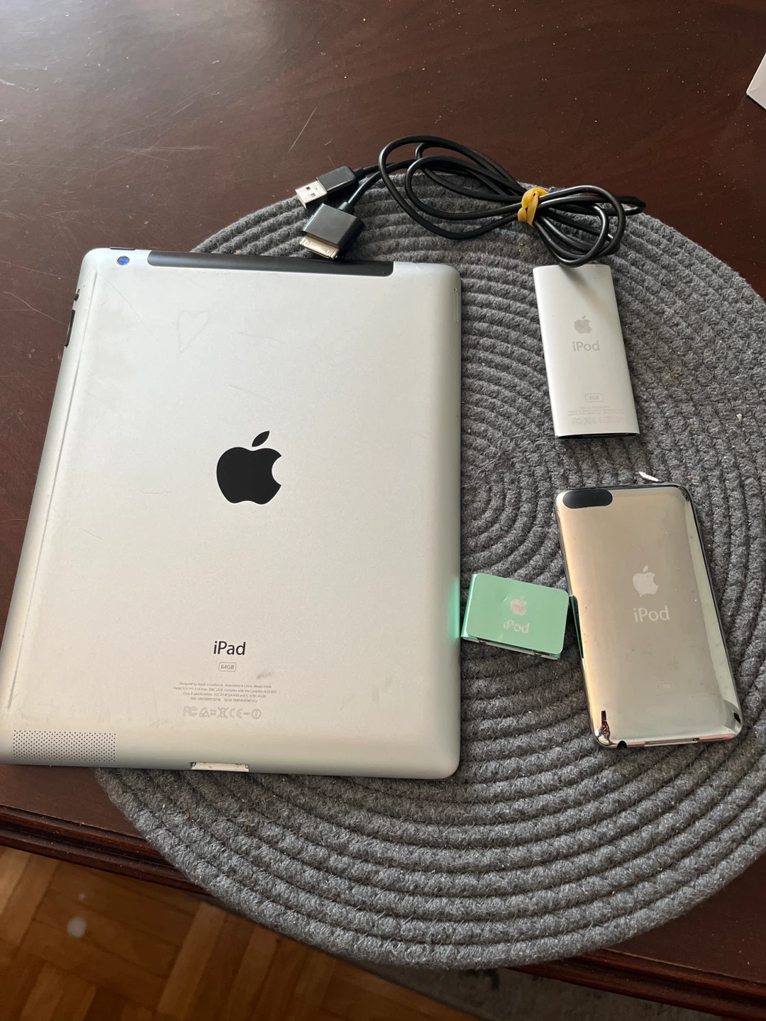 Apple iPad, iPod Touch, and iPod Nano Bundle - photo 2