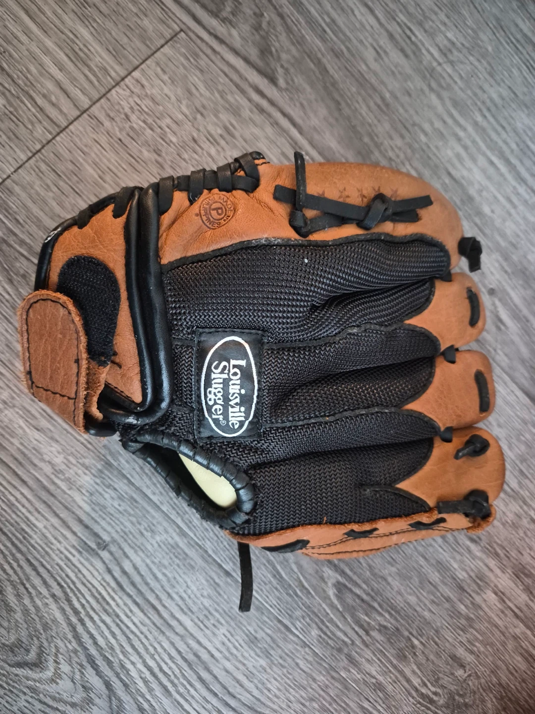 Kids size - Louisville Slugger Baseball Glove - 10 Inches