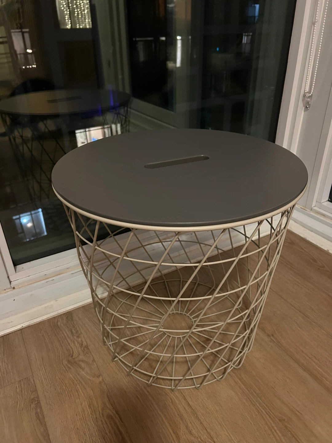 🧡 Table with Round Top and basket