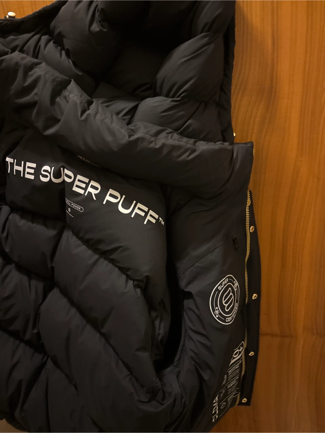 Aritzia The Super Puff Winter Jacket shorty with gold accents - photo 2