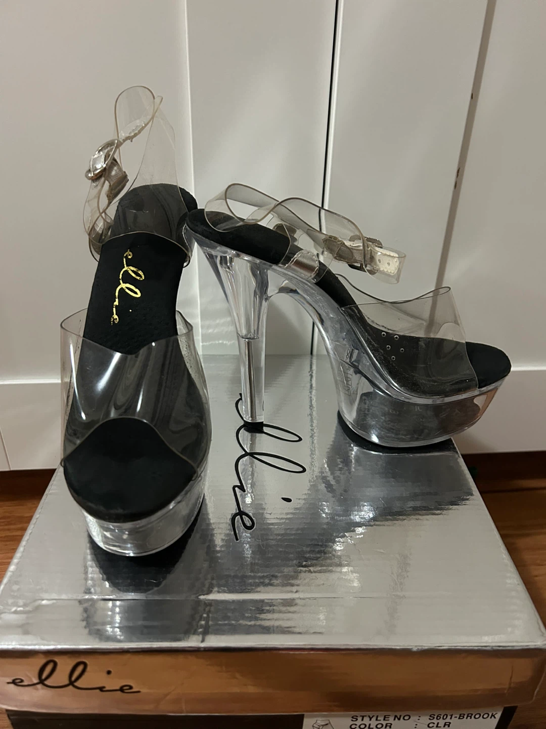 Steve Madden Black Feather Platform Heels Size 8 - photo 3