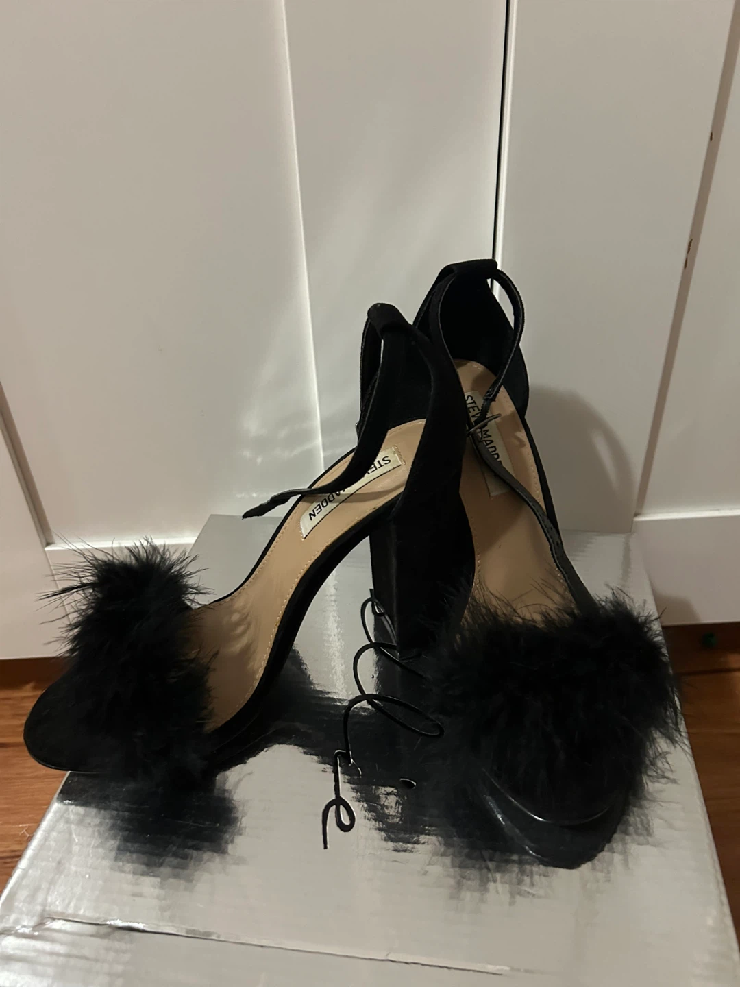 Steve Madden Black Feather Platform Heels Size 8 - photo 2