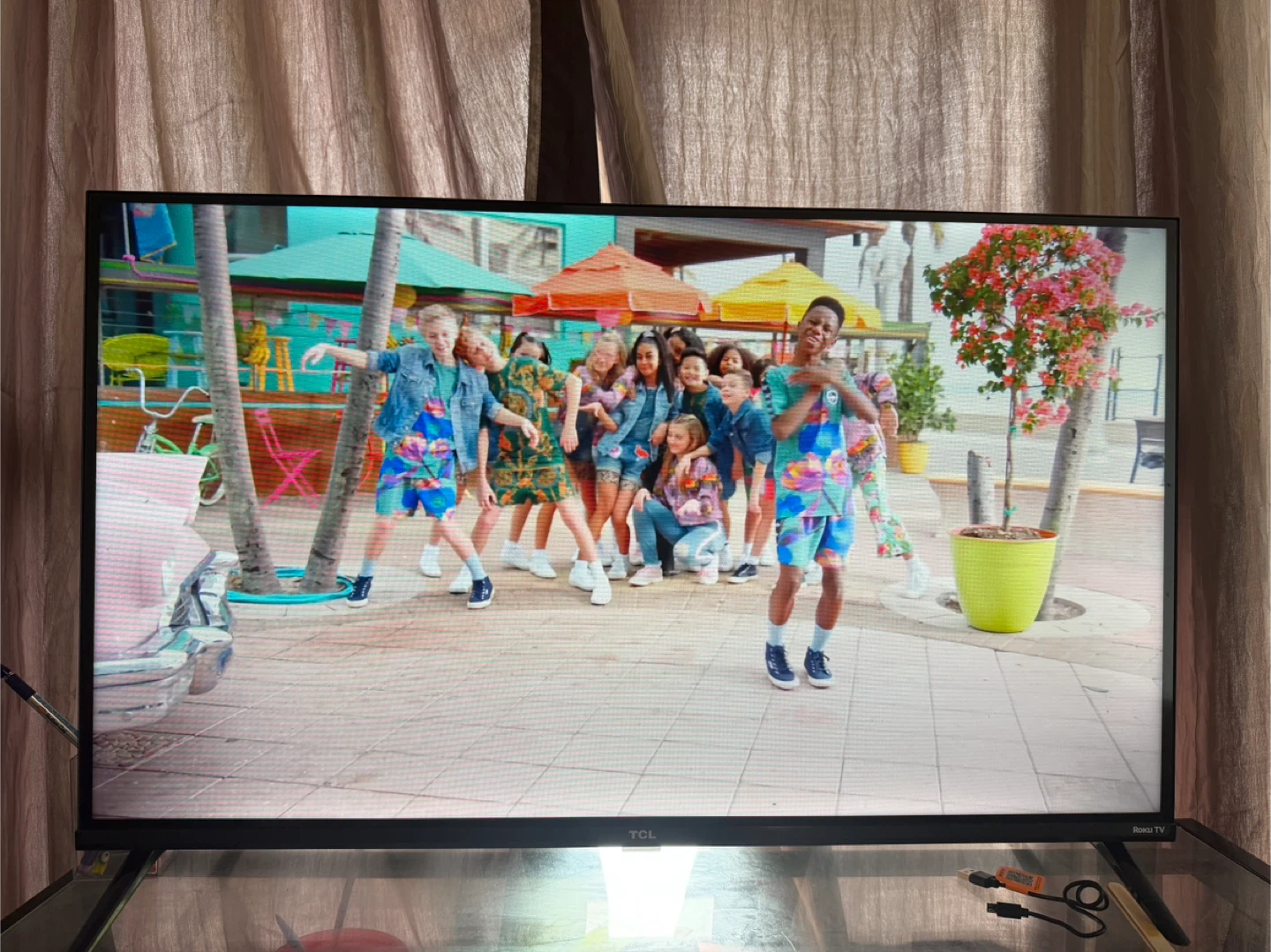 TCL 32" Roku Smart TV - photo 2