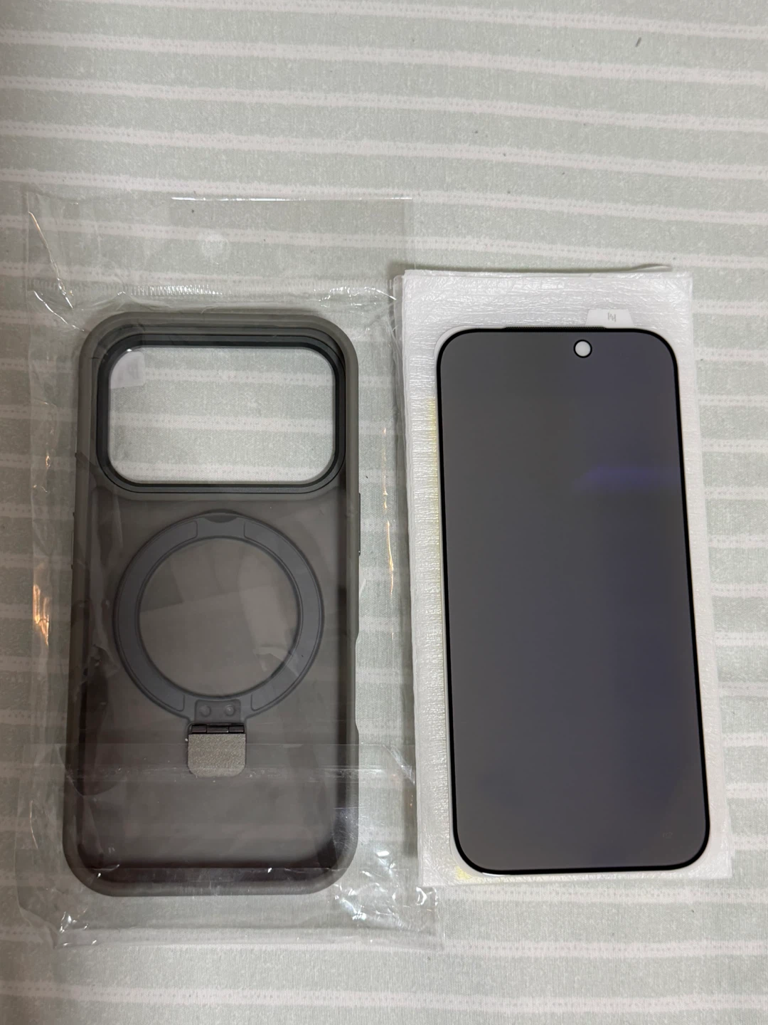 iPhone 17 Pro Privacy Screen Protector - photo 3