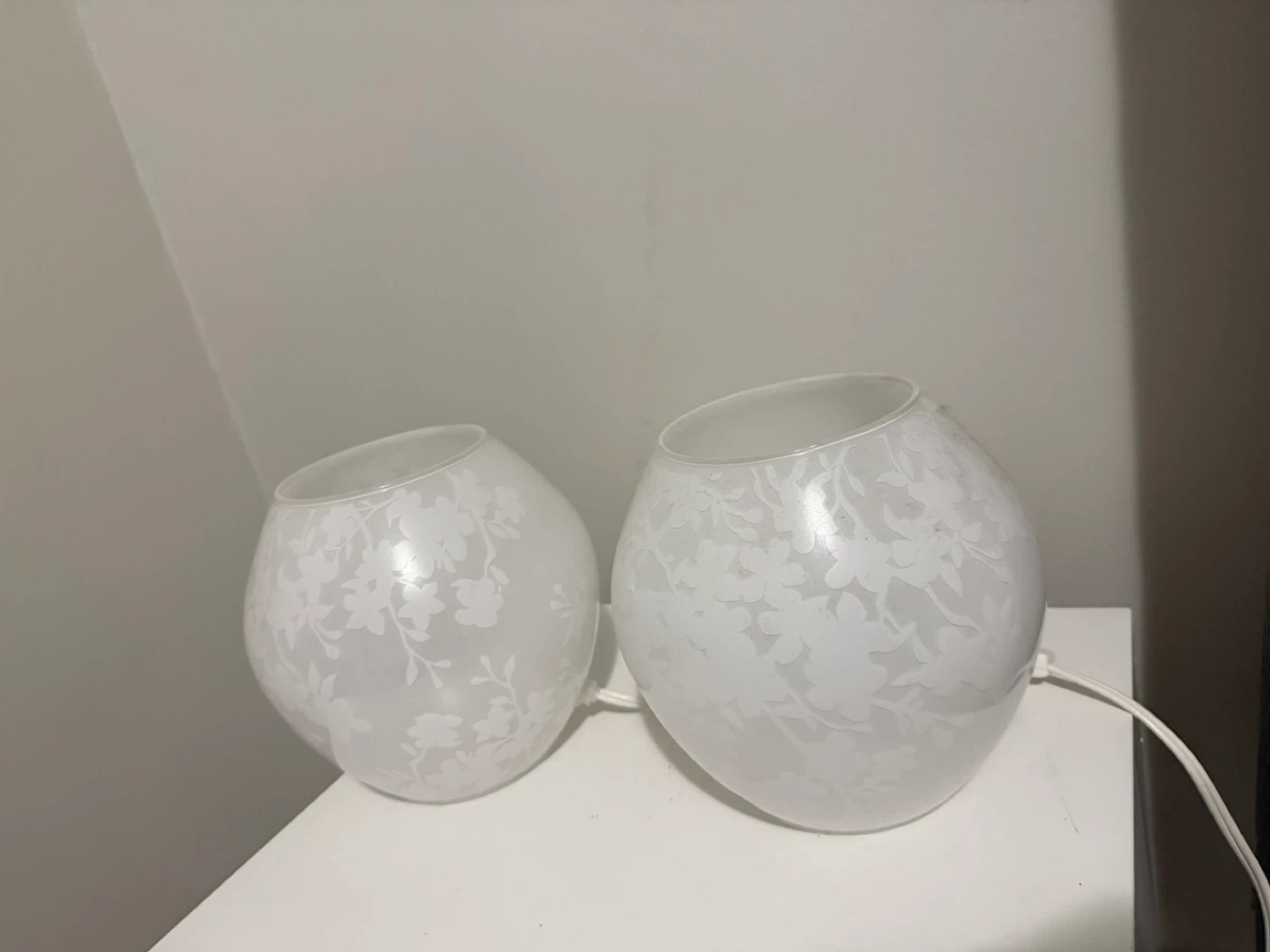Pair of Frosted Glass Table Lamps with Floral Design - photo 2