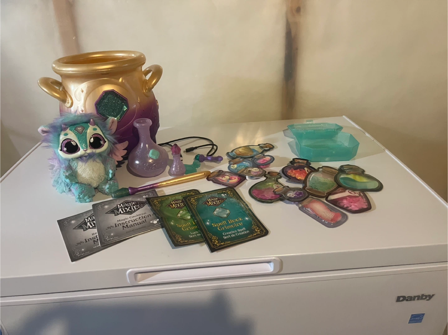 Magic Mixies Magical Misting Cauldron Playset with Plush Toy