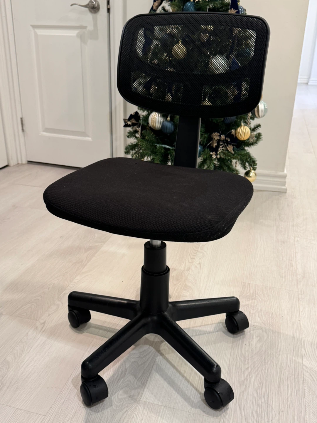Black Mesh Armless Office Chair