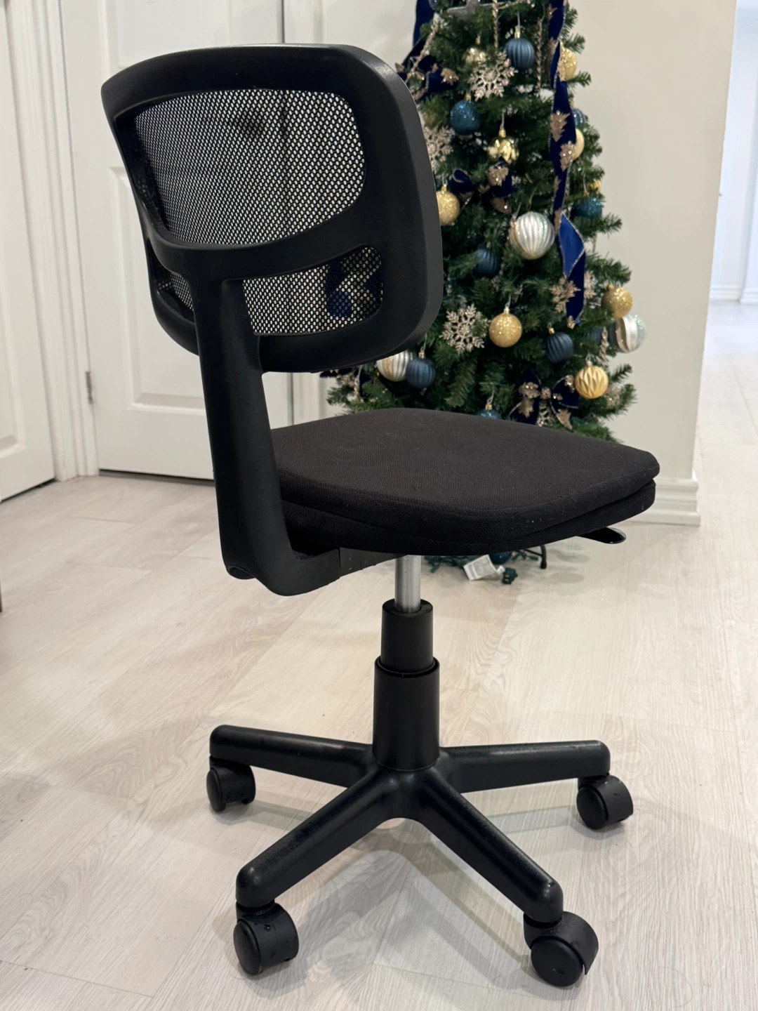 Black Mesh Armless Office Chair - photo 2