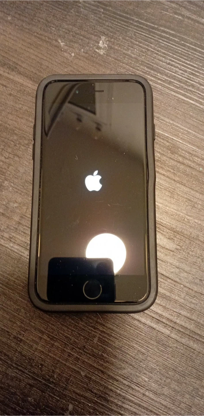 iPhone SE with OtterBox Case (Unlocked) - photo 4