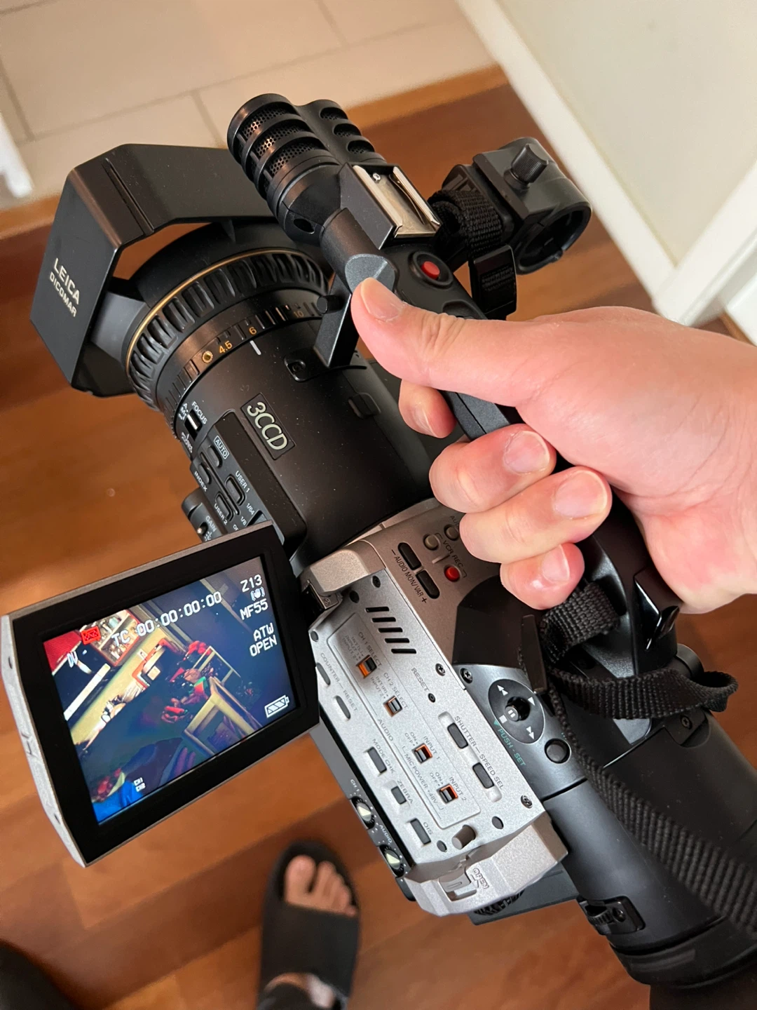 Panasonic AG-DVX100 3CCD Professional Camcorder - photo 3