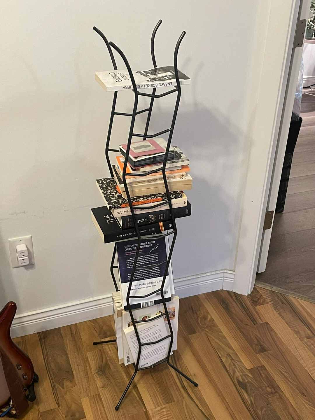 Black Metal Magazine Rack/Book Shelf - photo 2