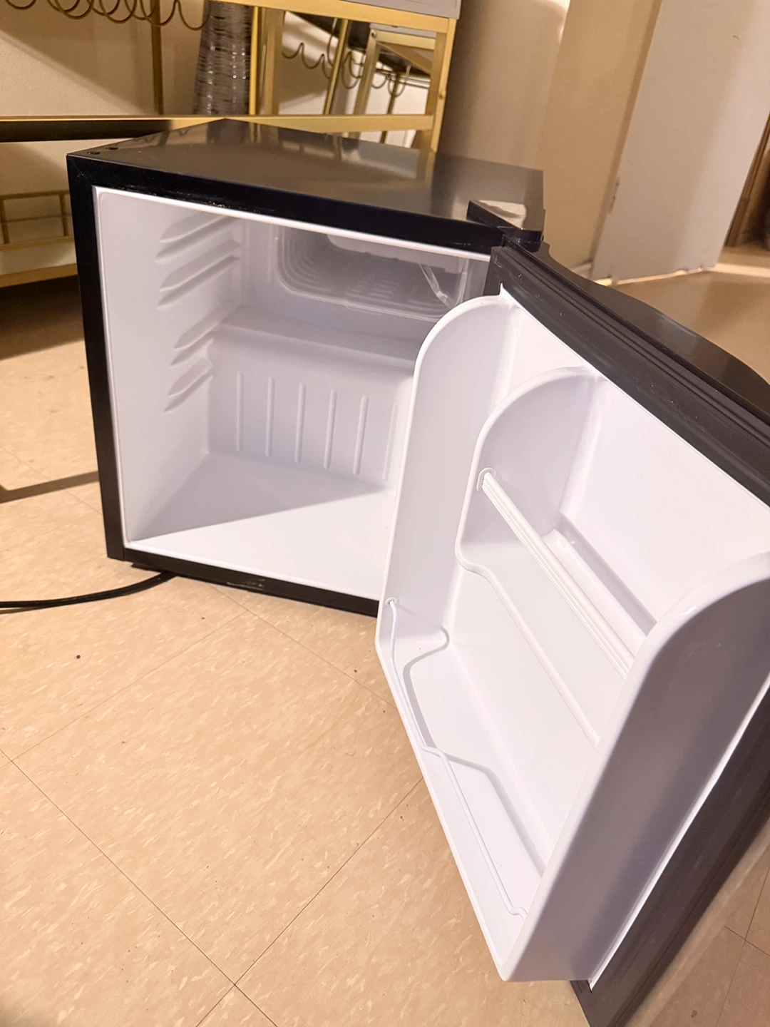 Igloo Mini Fridge - photo 3