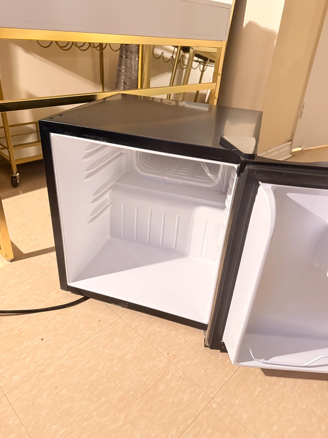 Igloo Mini Fridge - photo 2