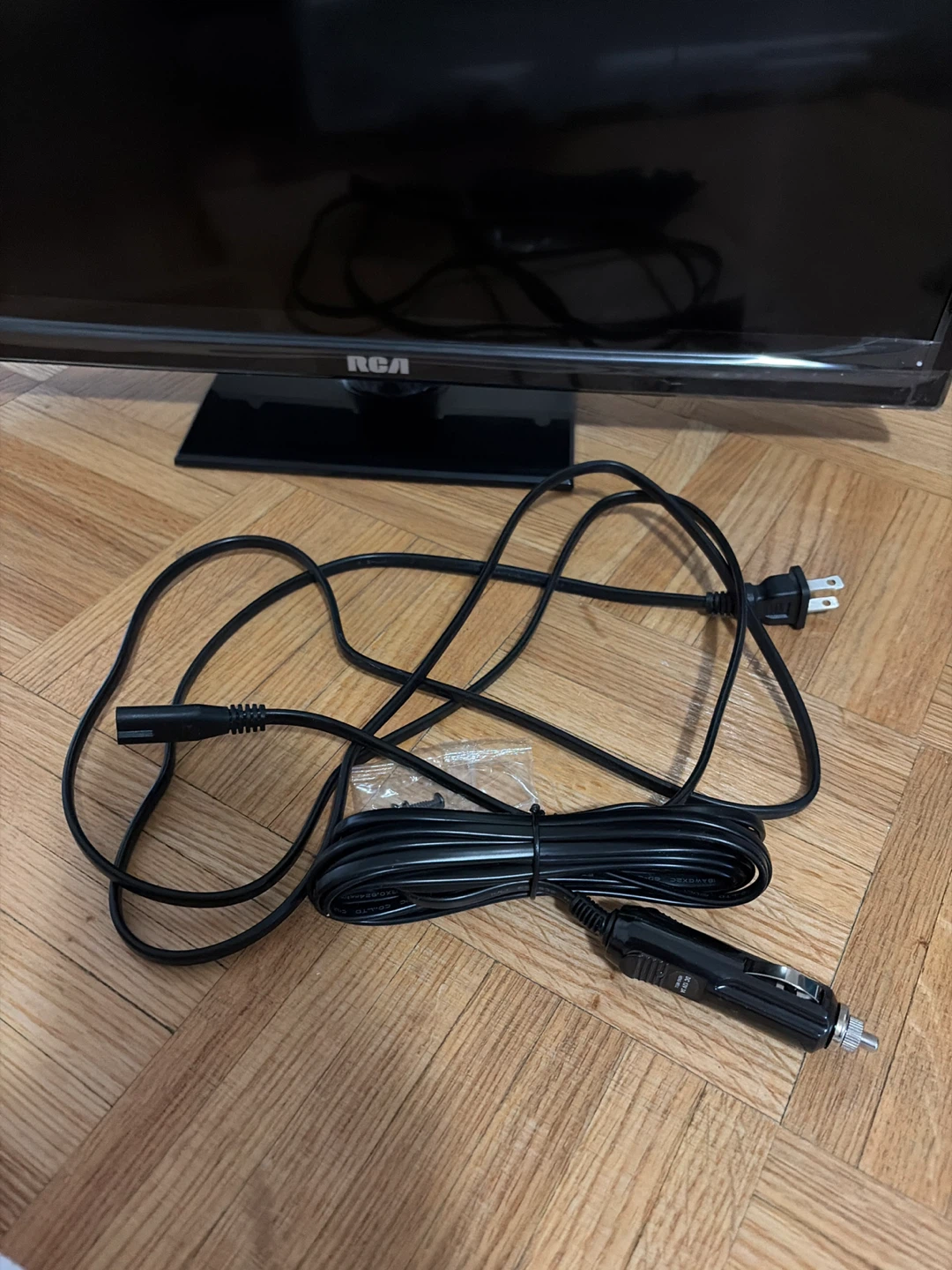 RCA 24" HD LED TV RT2471-AC - photo 4