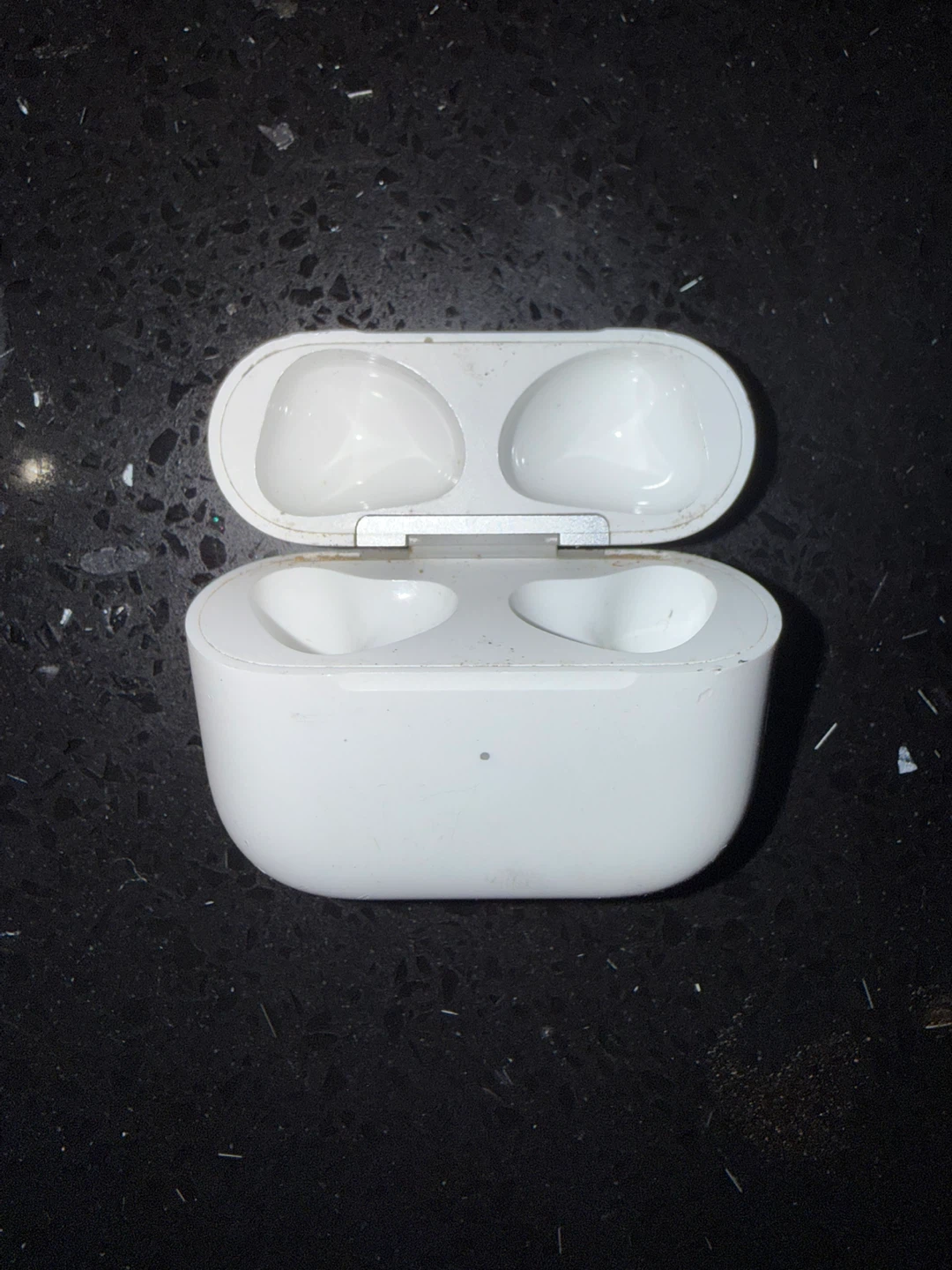 Apple AirPods Pro Charging Case (White) - photo 2
