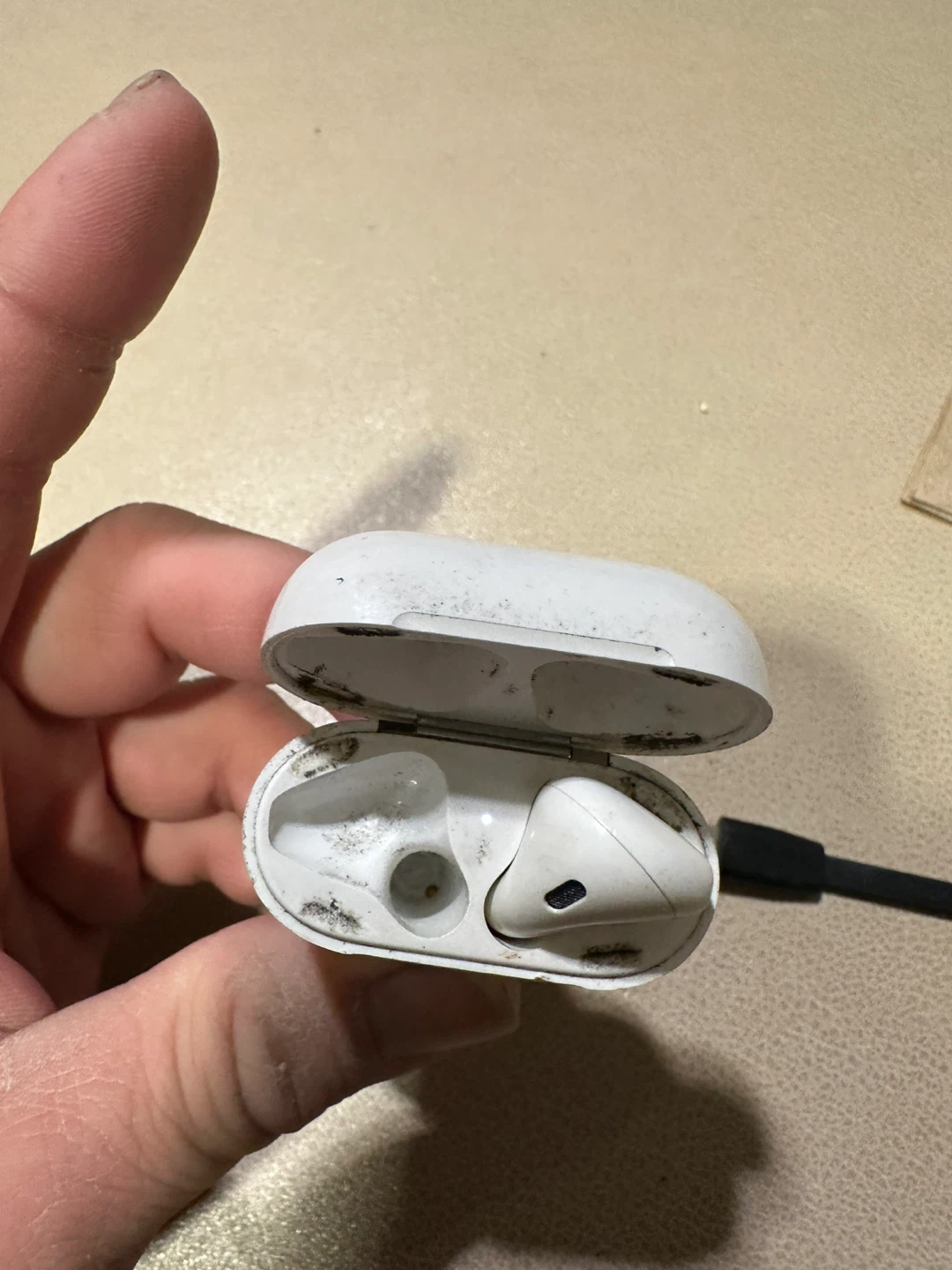 Apple AirPods (2nd Gen) Charging Case - photo 3