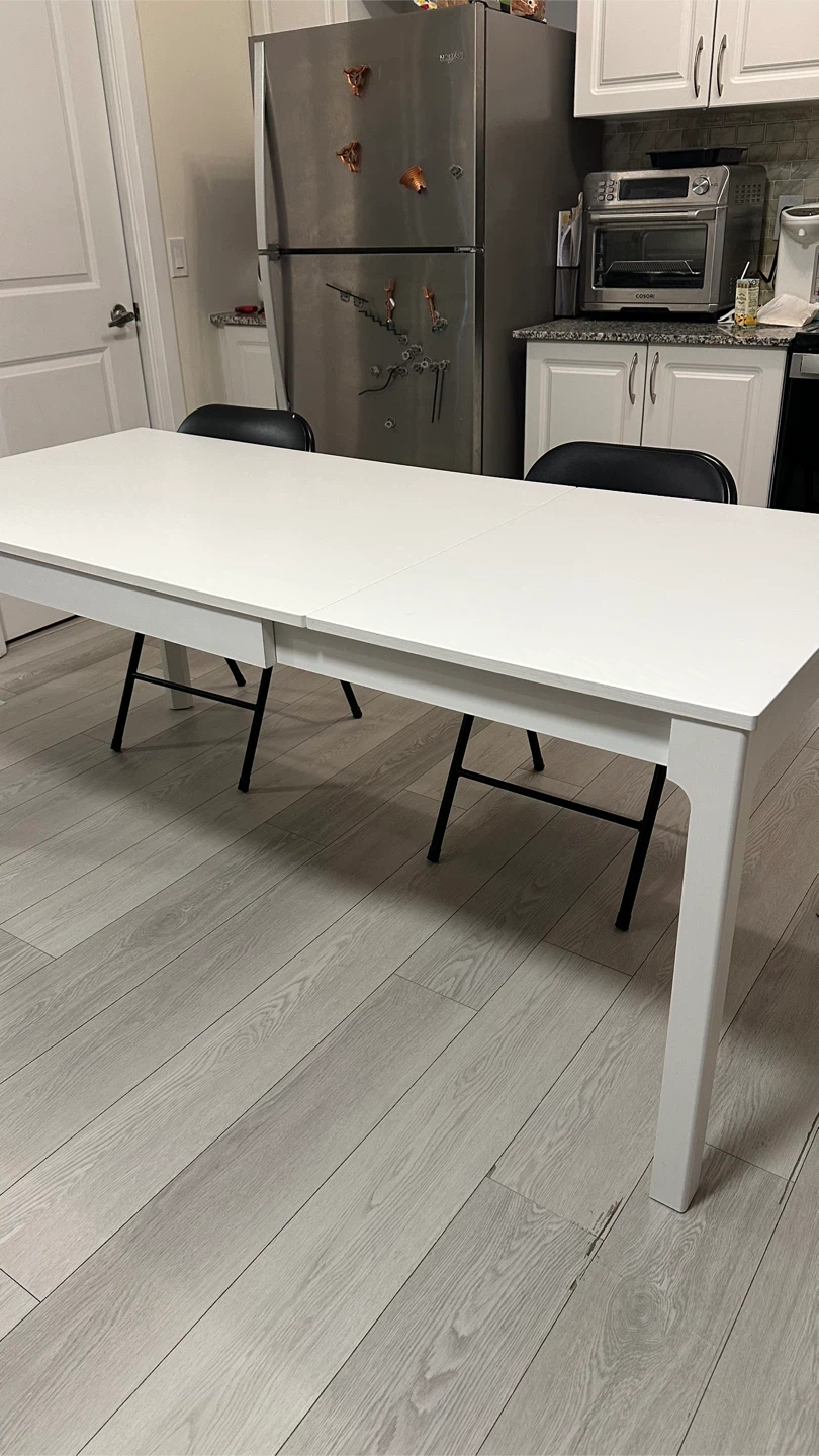 White dining table (extendable)