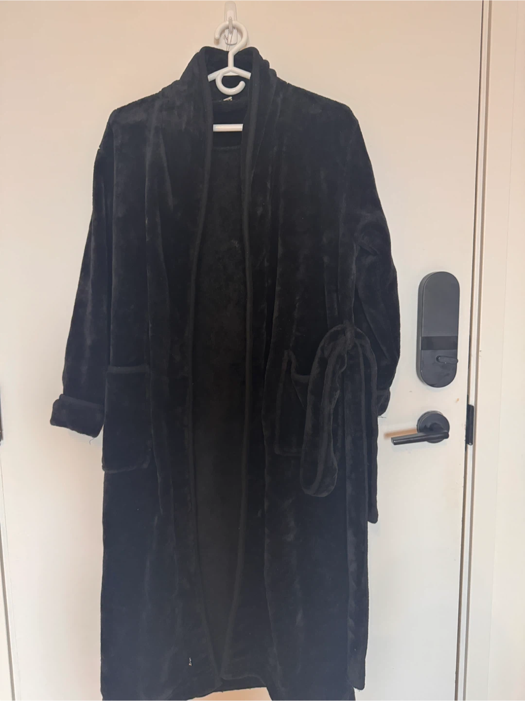 Black plush bathrobe - photo 2