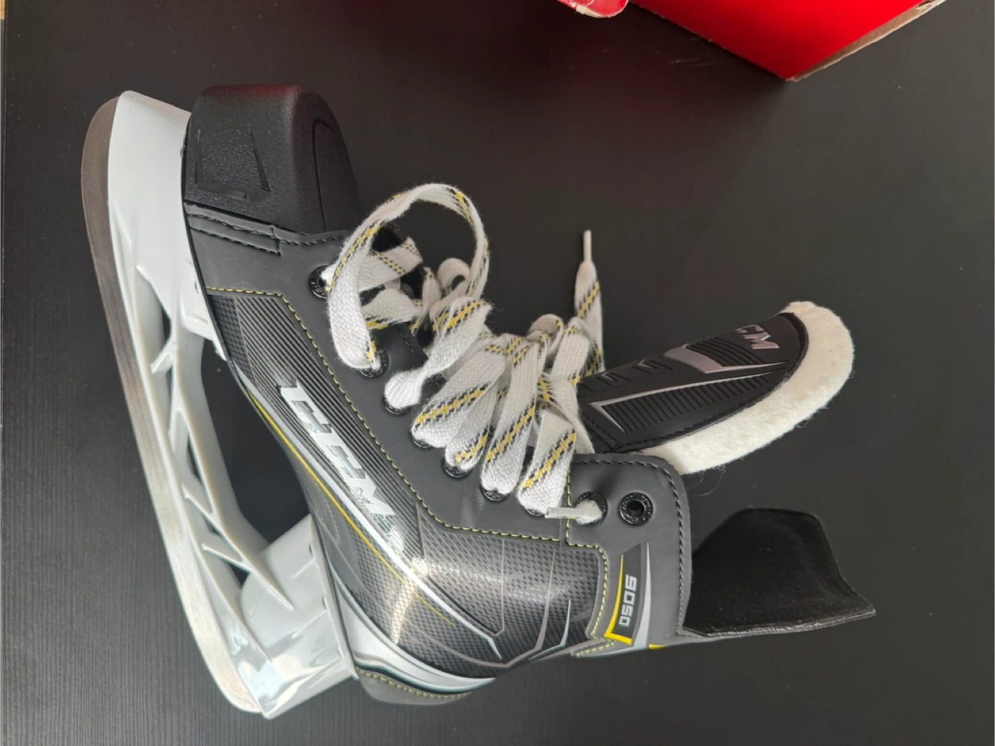 CCM Tacks 9050 Hockey Skates - Adults Size 8 - photo 3