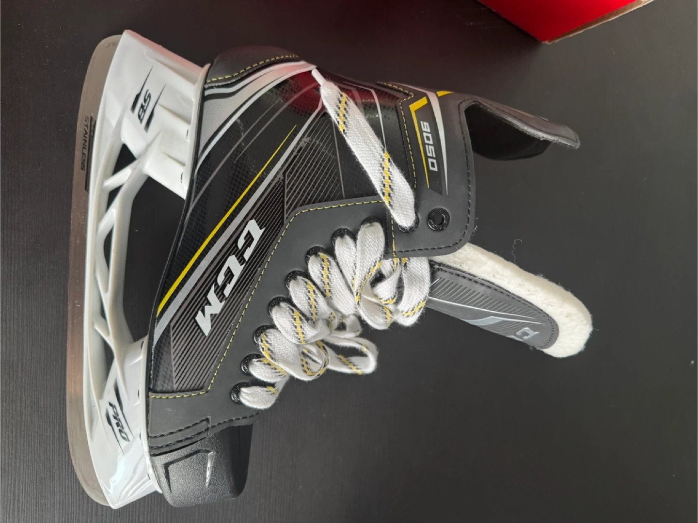 CCM Tacks 9050 Hockey Skates - Adults Size 8 - photo 2