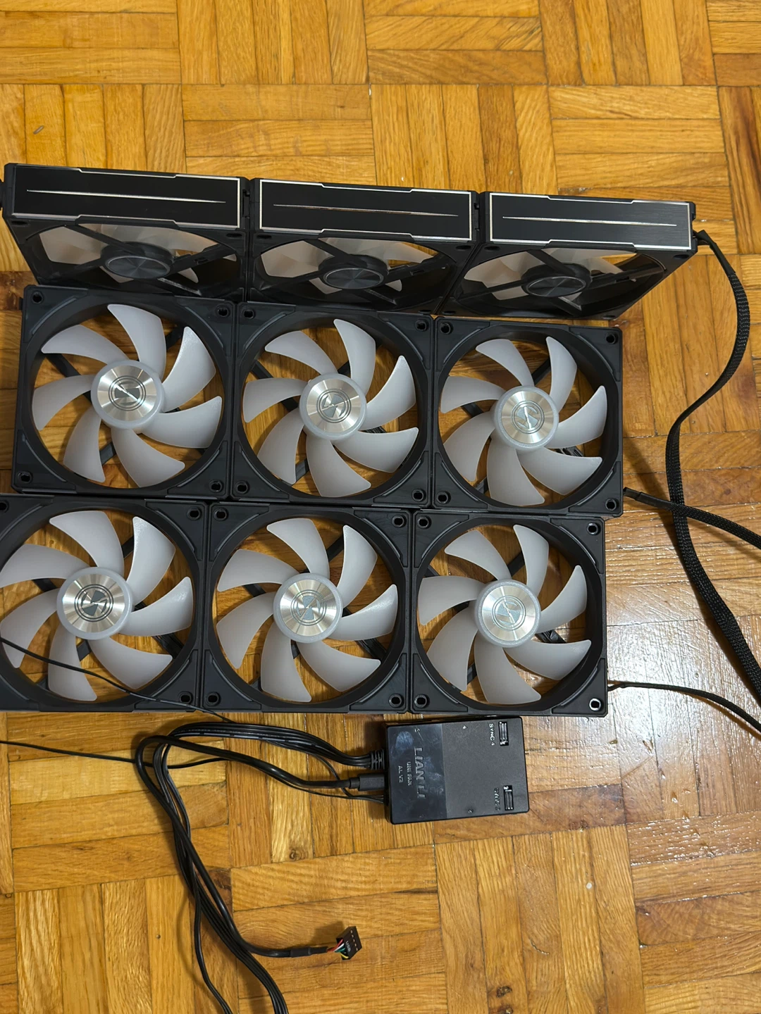 Lian Li UNI FAN SL120 V2 RGB Fans (9-Pack) with Controller - photo 3