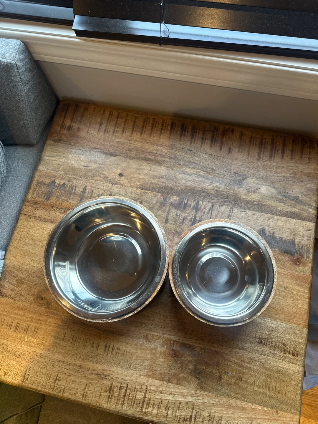 Set of 2 Stainless Steel Pet Bowls with Decorative Wood Trim - photo 2