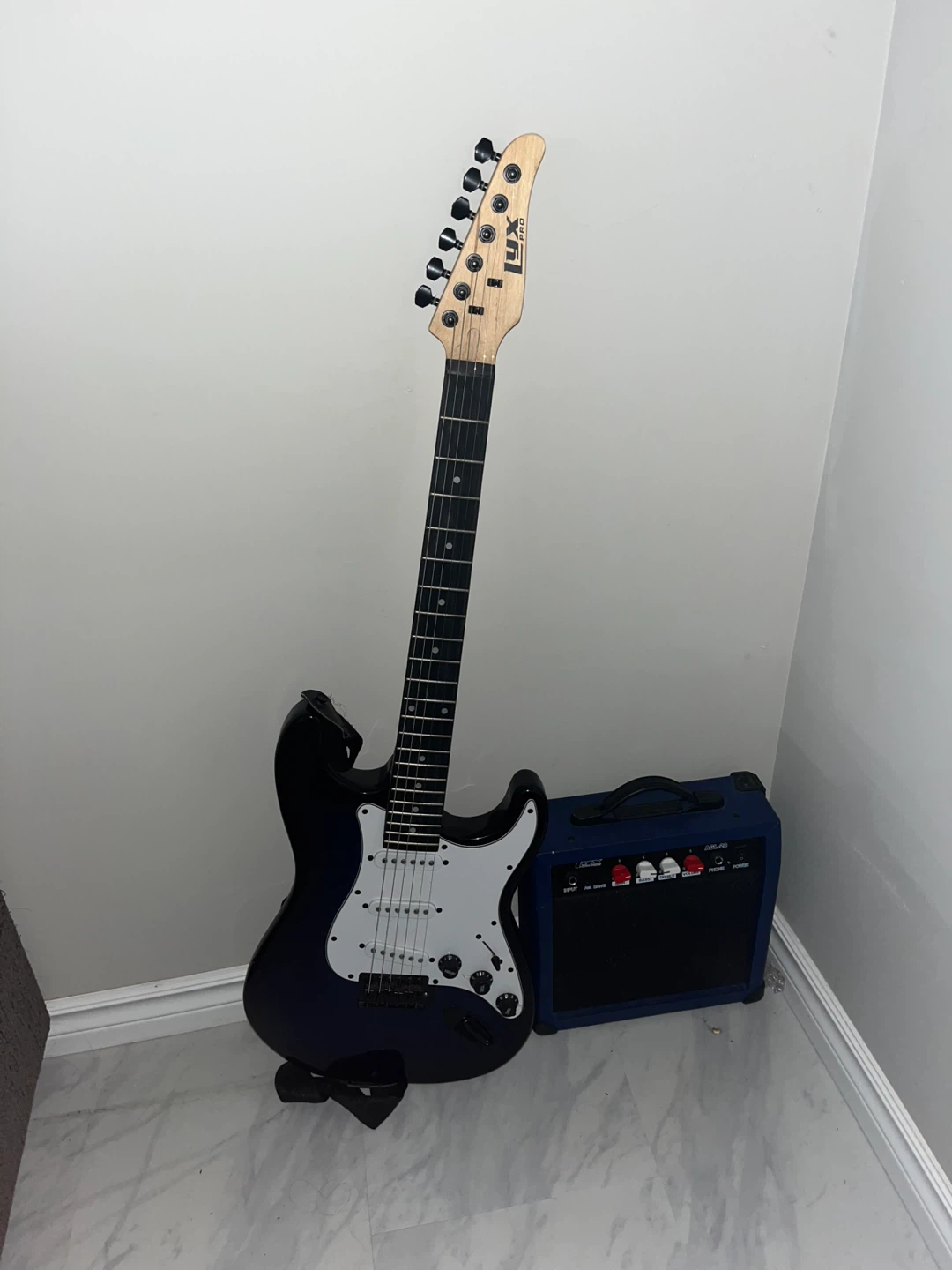 LUX Electric Guitar and Amplifier Combo - photo 2