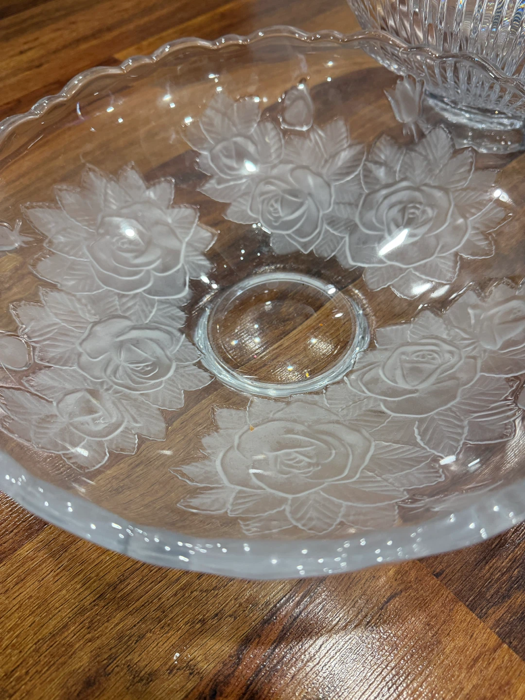 Glass Fruit Bowl with Embossed Roses - photo 3