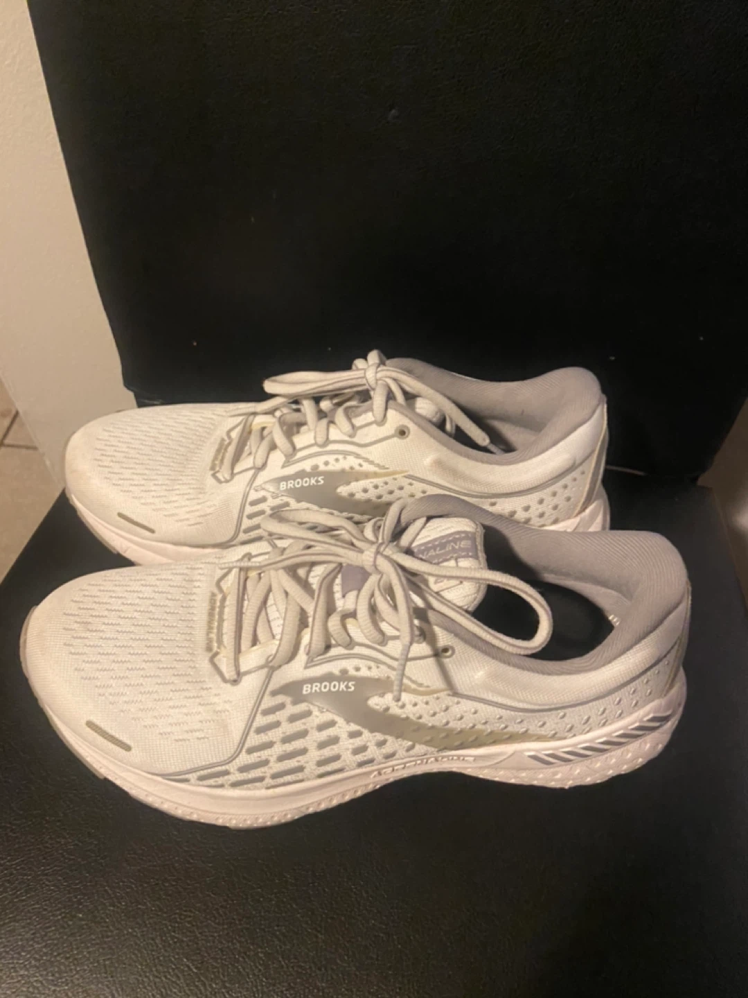 Brooks Adrenaline GTS 20 white Running Shoes Women's Wide 8.5