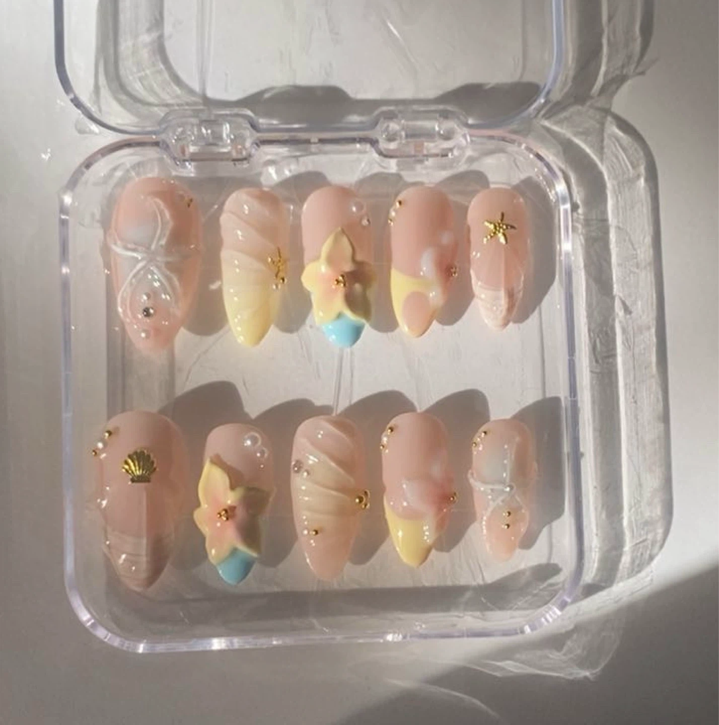 Press-On Nails Set with Seashell and Flower Designs