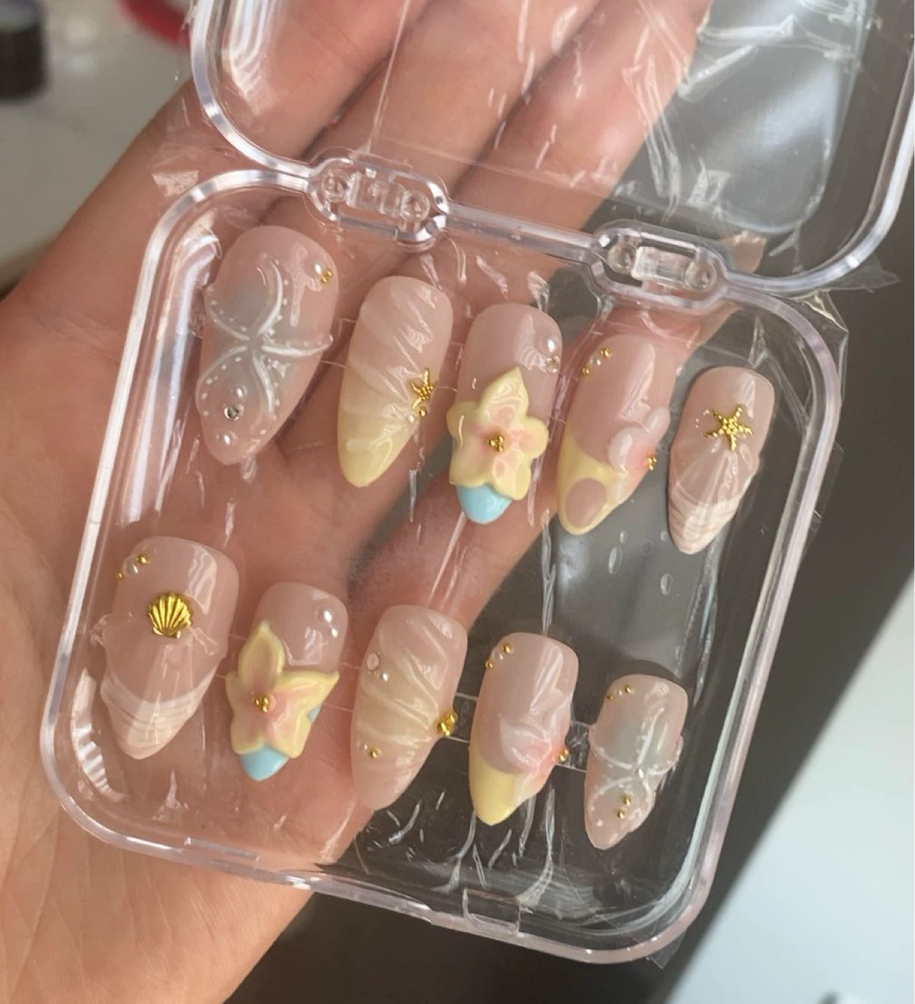 Press-On Nails Set with Seashell and Flower Designs - photo 3