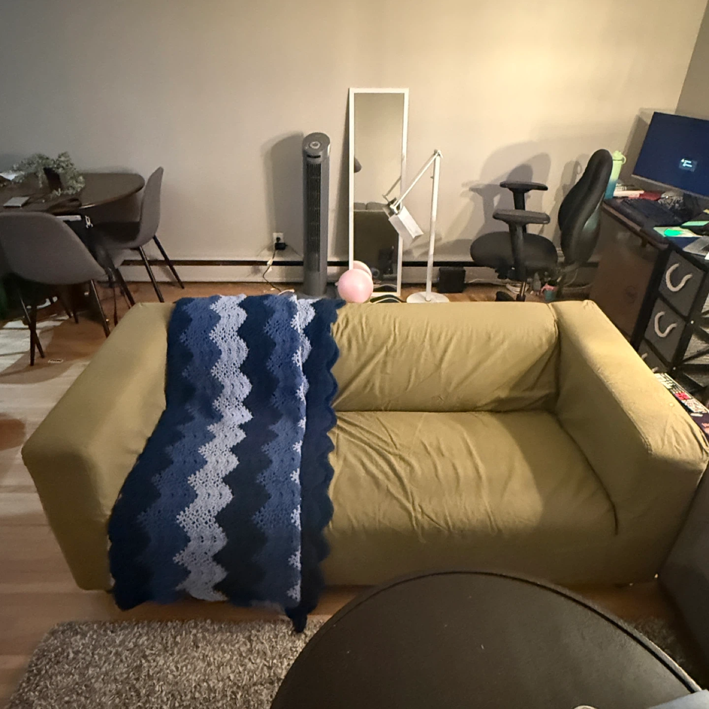 Cozy green sofa with cute knit throw - photo 2