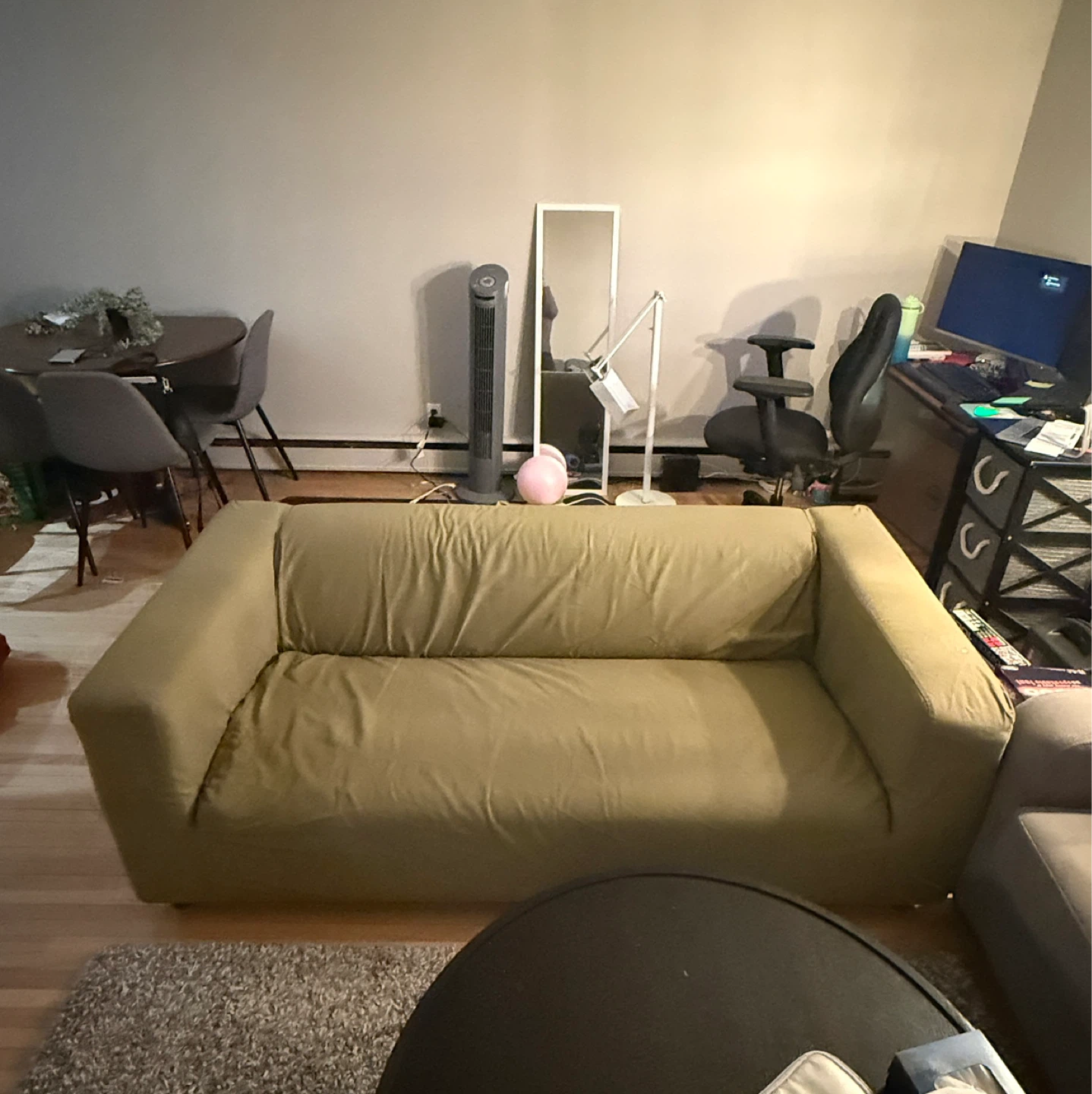 Cozy green sofa with cute knit throw - photo 3