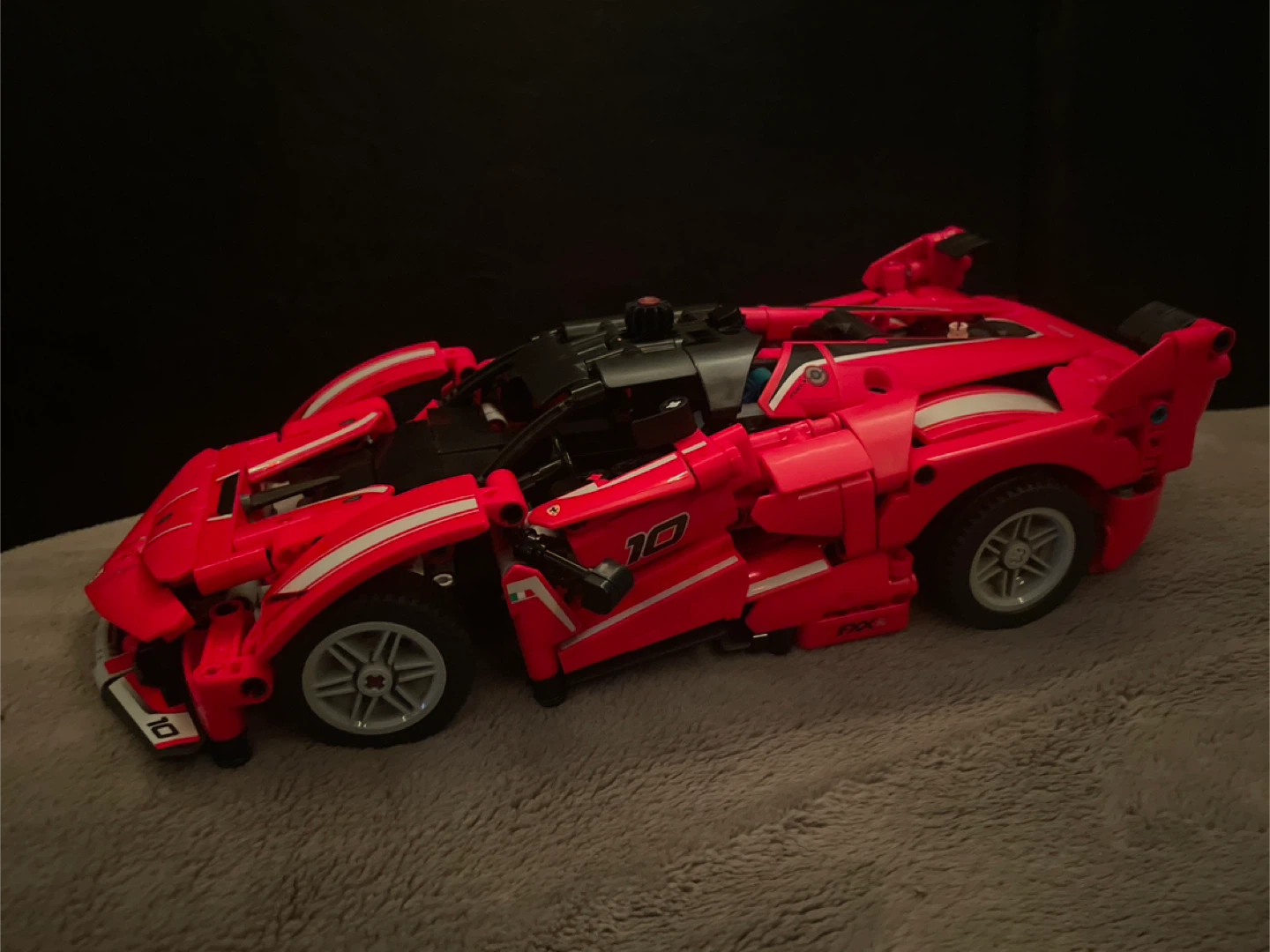 LEGO Technic Ferrari Daytona SP3 (42143) - Like New! - photo 3