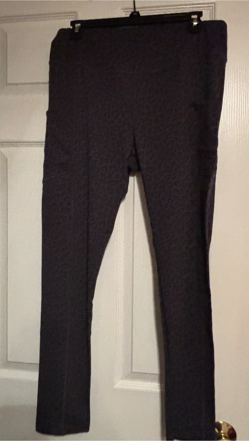 L/G (12-14) 77% Polyamide, 23% Spandex Leggings