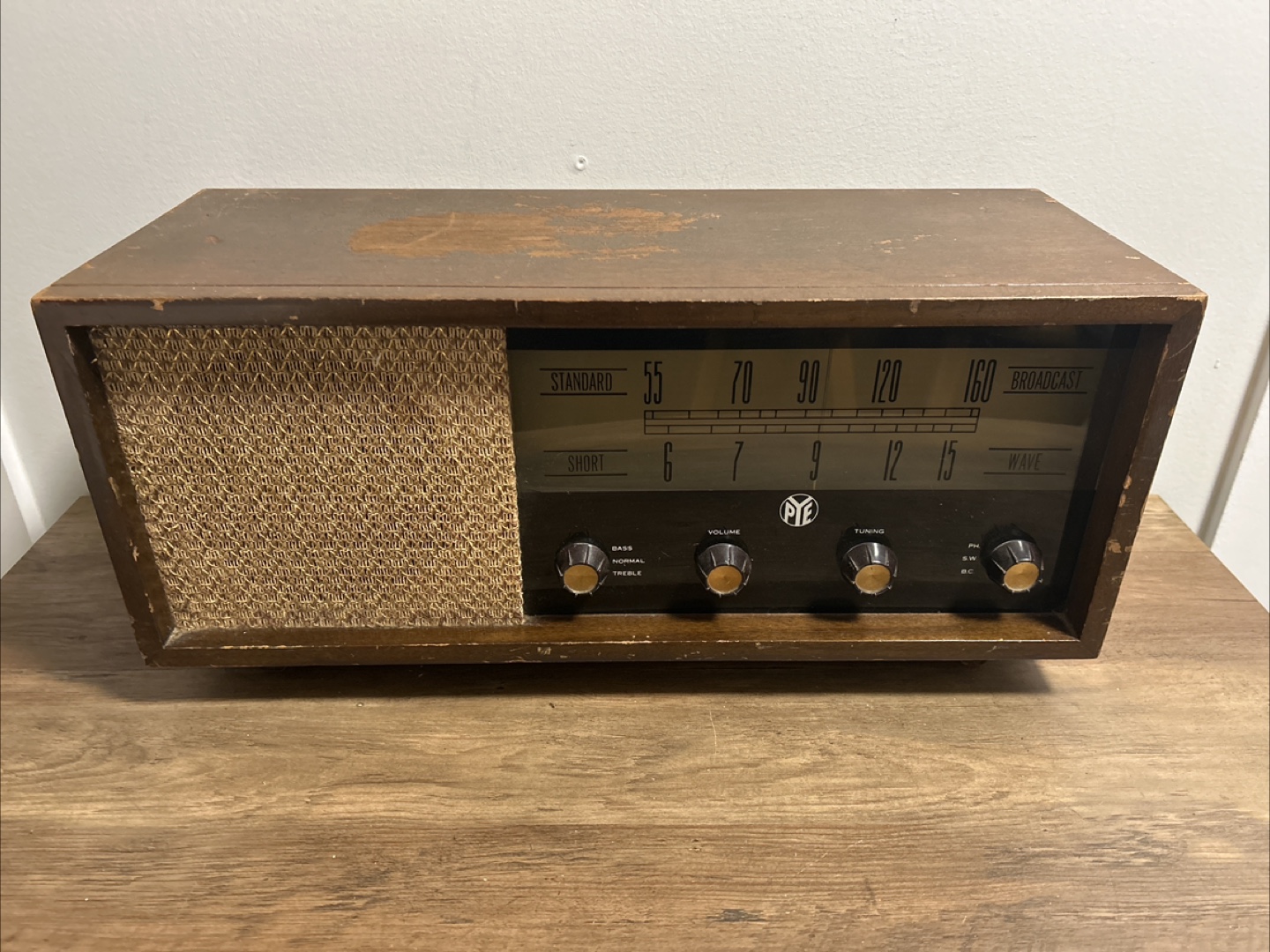 RCA Vintage AM/FM / SW Radio ( Needs repair)