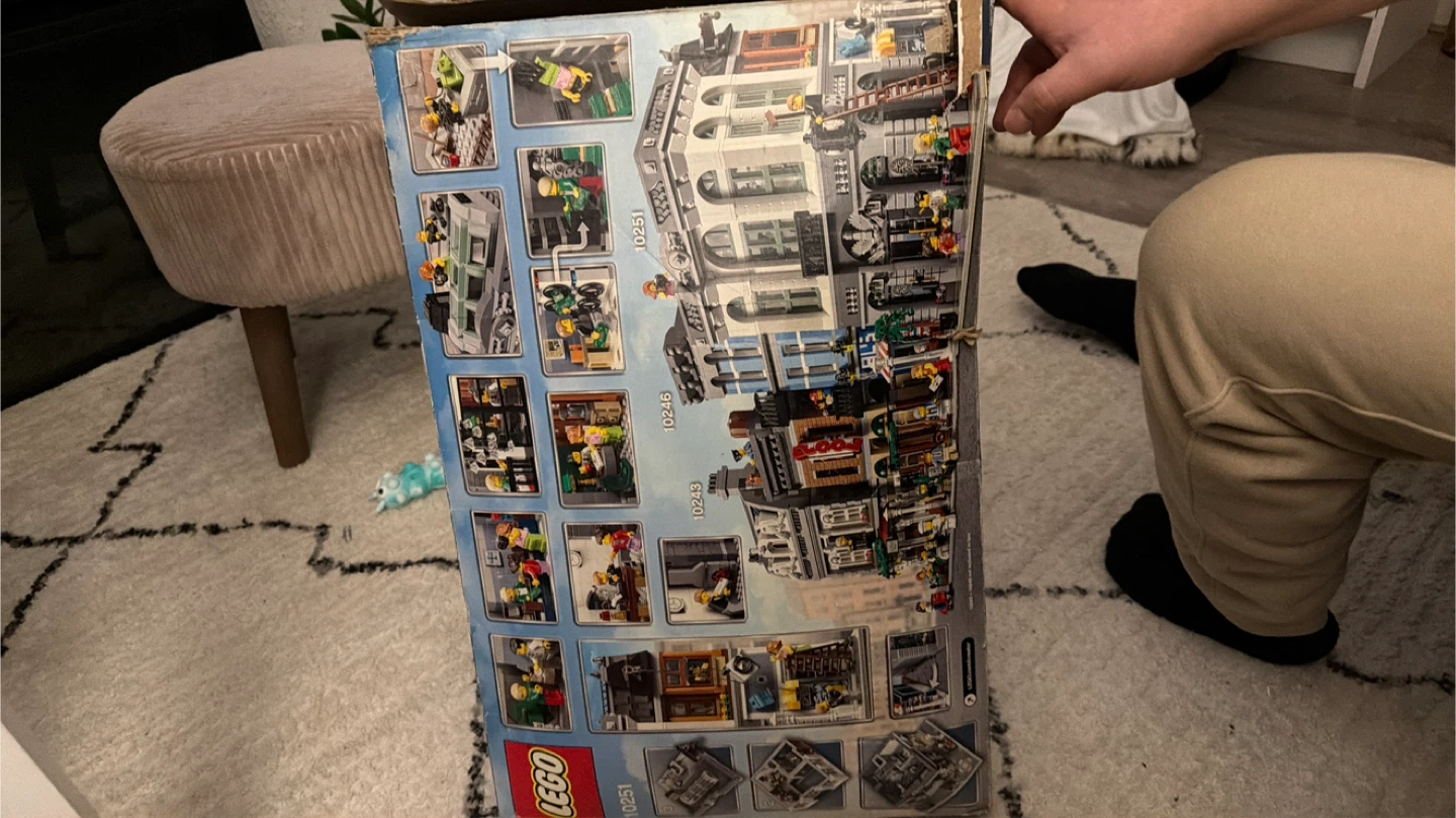 LEGO Creator Expert 10251 Brick Bank Building Set - photo 3