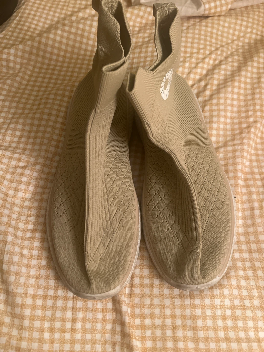 Akabami Knit Slip-On Sneakers - Beige