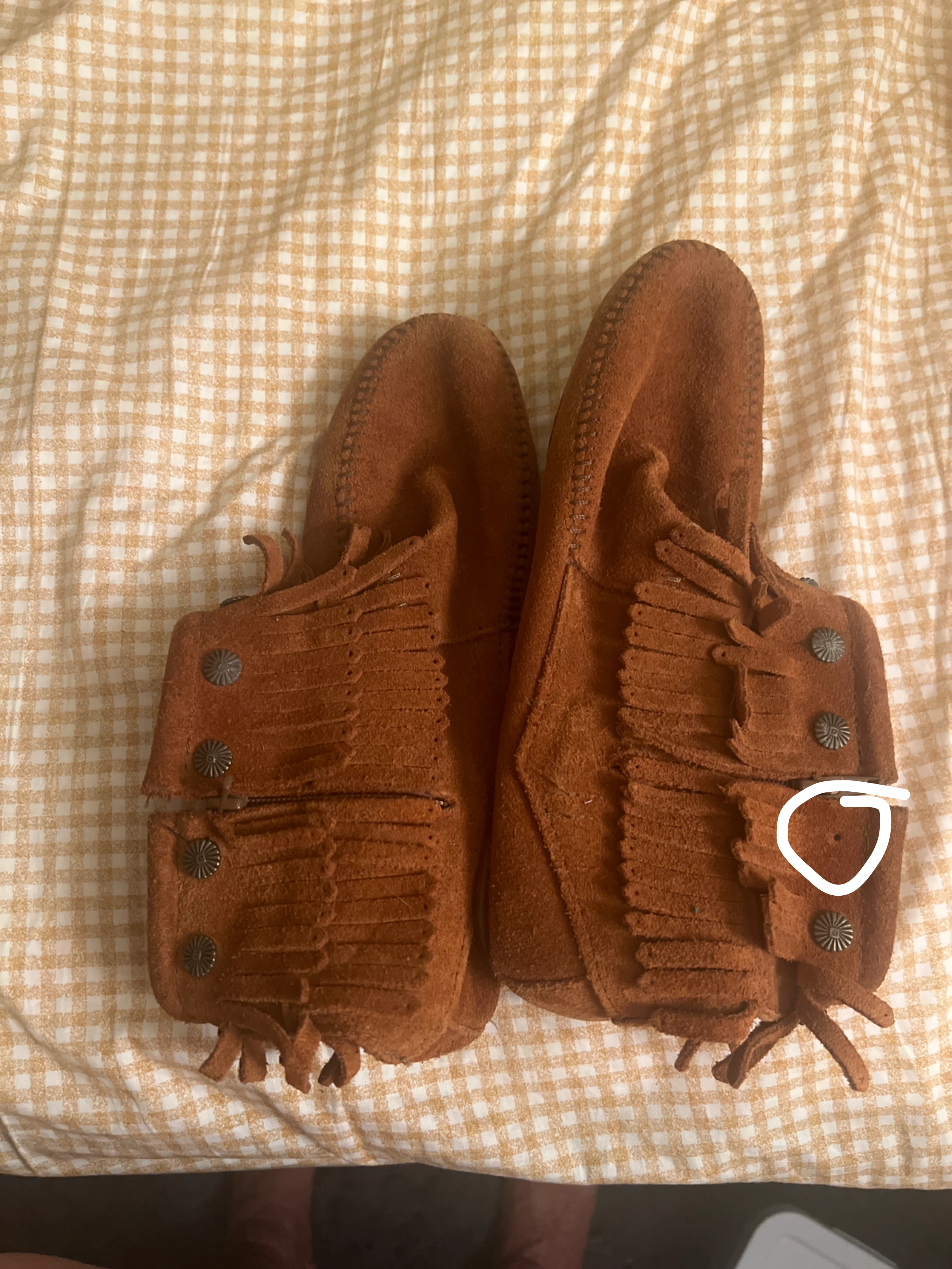 Minnetonka Suede Moccasin Boots with Fringe and Buttons Size 9 - photo 2