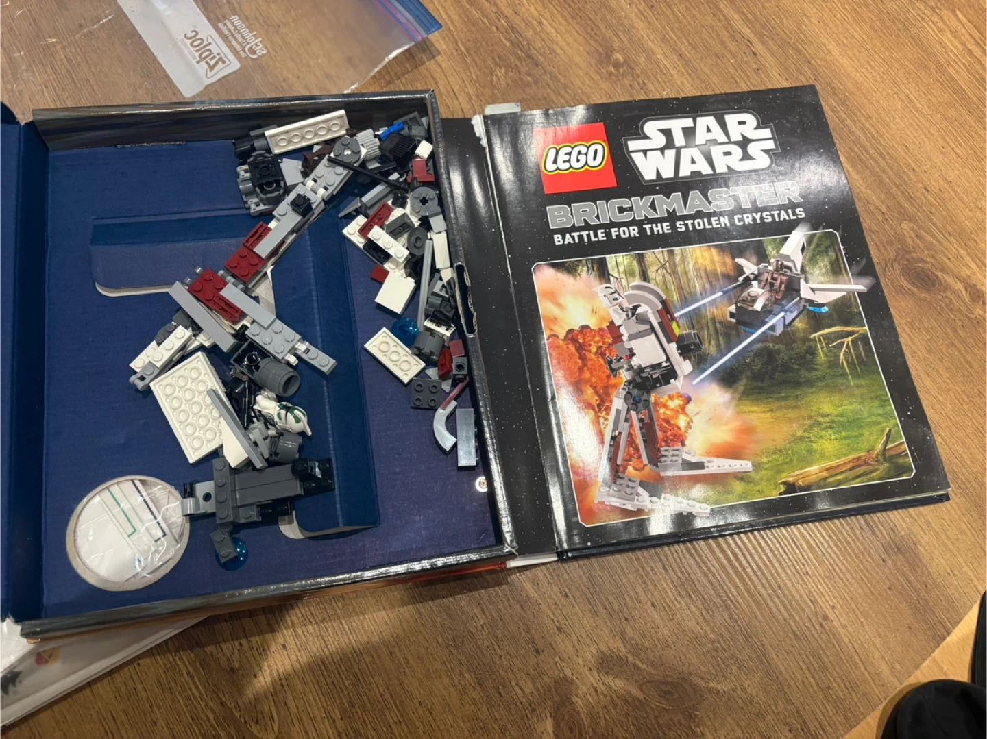 LEGO Star Wars Brickmaster – Battle for the Stolen Crystals - photo 2