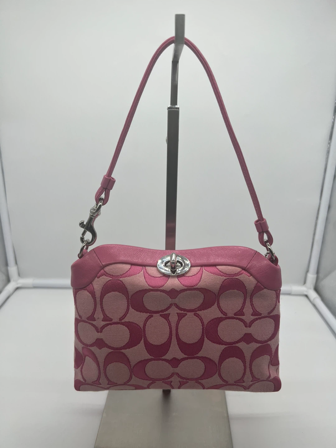 COACH VTG Y2K Hot Pink Signature Turnlock Leather Large Wristlet - photo 4