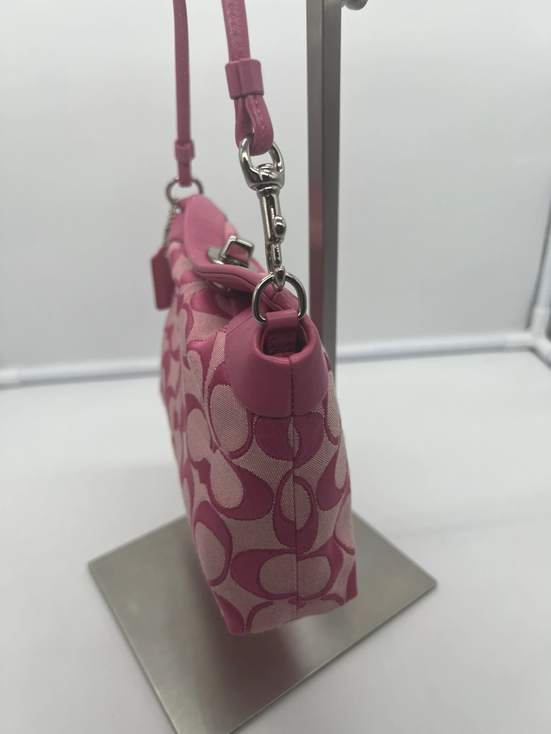 COACH VTG Y2K Hot Pink Signature Turnlock Leather Large Wristlet - photo 3