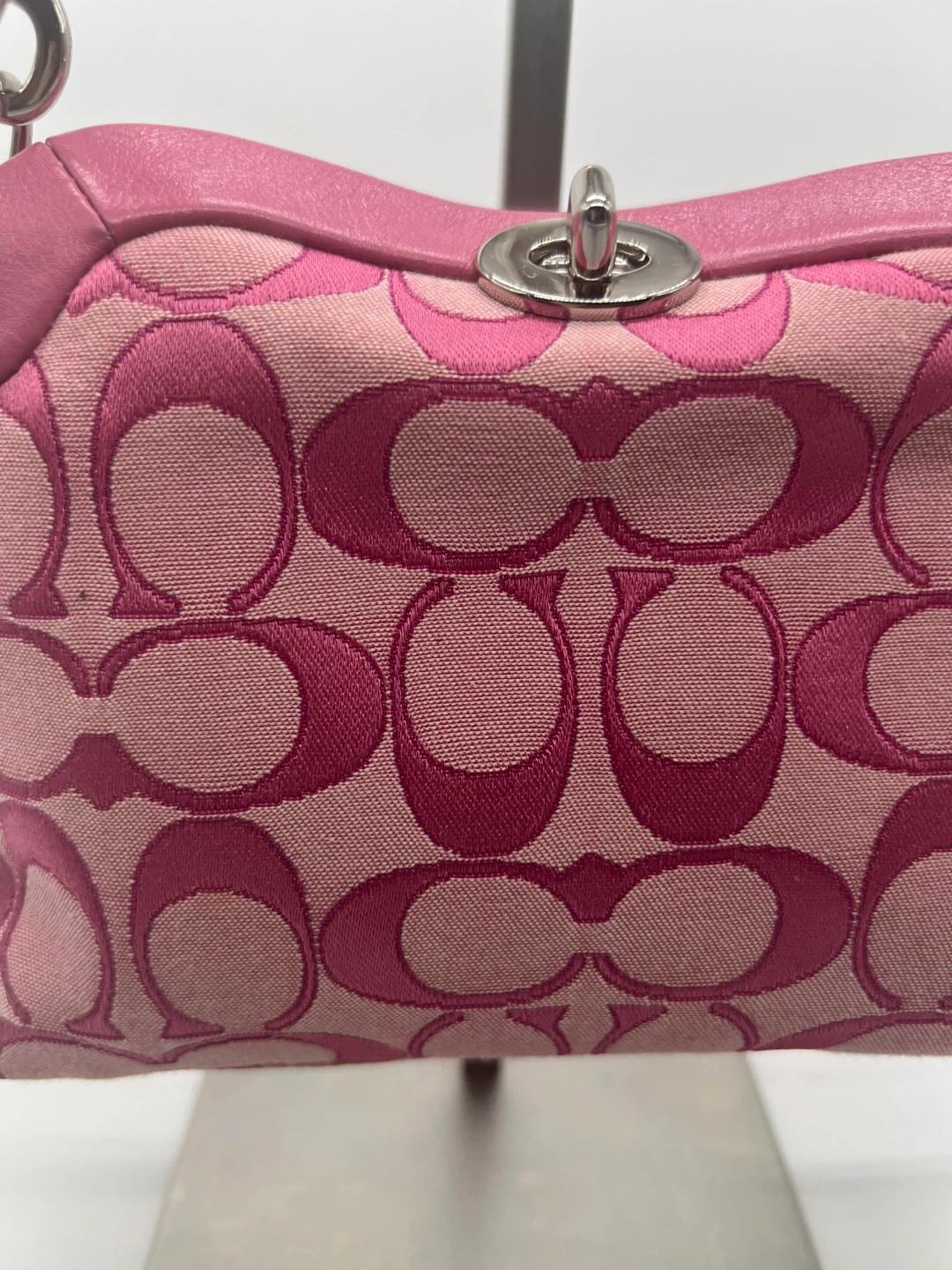 COACH VTG Y2K Hot Pink Signature Turnlock Leather Large Wristlet - photo 5