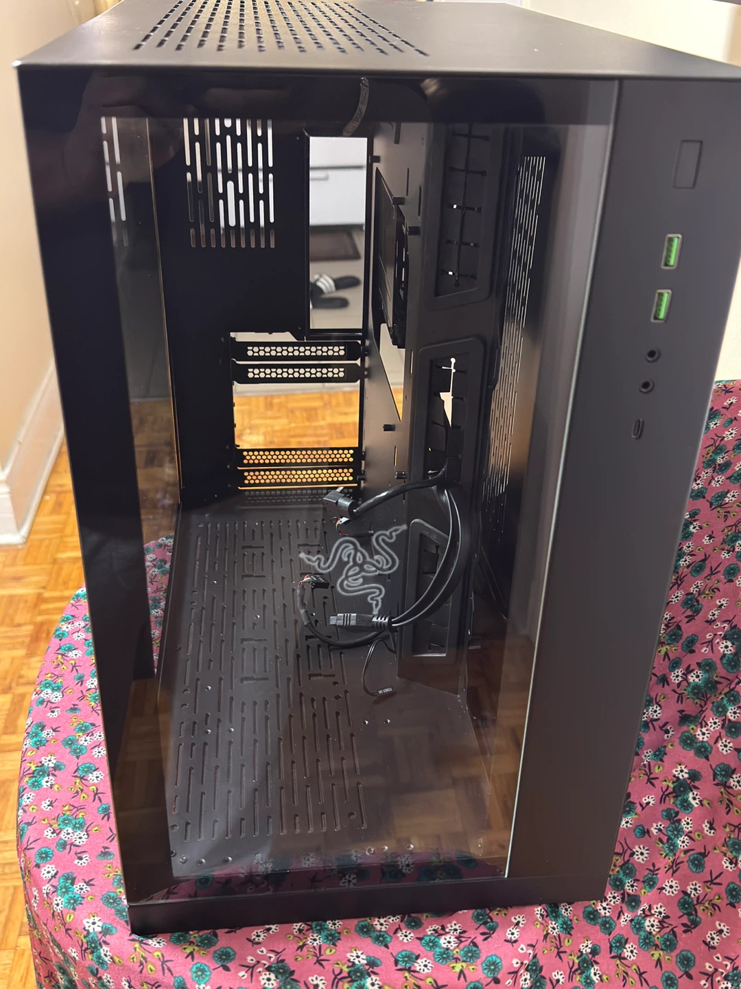Lian Li Razer Tomahawk ATX Mid-Tower Gaming PC Case - photo 5
