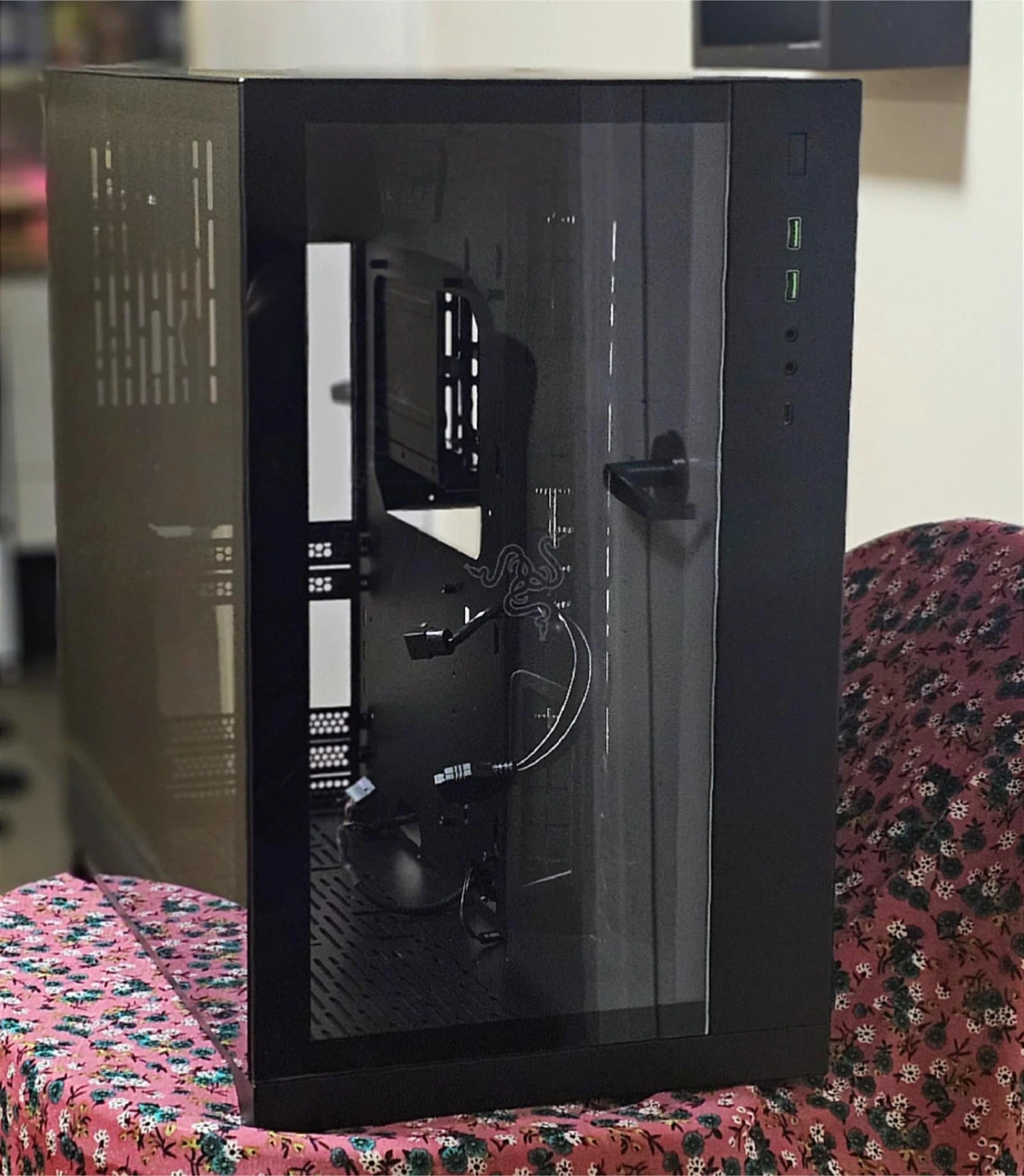 Lian Li Razer Tomahawk ATX Mid-Tower Gaming PC Case - photo 3